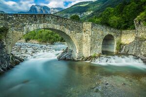 Aussicht von alt Stein Brücke Über Fluss foto