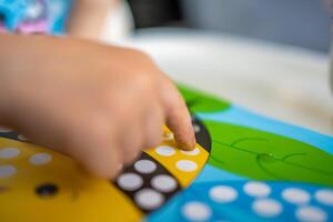 das Kind füllt im das leeren Räume. Ideen zum Finger malen. Finger Gemälde Aufgabe zum Kinder. wenig Mädchen zeichnet mit malt. Kinder Entwicklung Konzept. foto