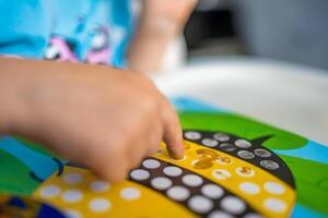 das Kind füllt im das leeren Räume. Ideen zum Finger malen. Finger Gemälde Aufgabe zum Kinder. wenig Mädchen zeichnet mit malt. Kinder Entwicklung Konzept. foto