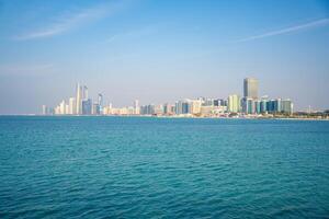Panorama Aussicht von abu Dhabi Horizont mit Wasser, Vereinigte Arabische Emirate hoch Qualität Foto