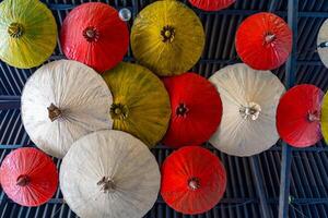 japanisch Stil bunt Regenschirme im schwebend öffnen Luft Markt auf das Teich im Pattaya, Thailand foto