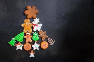 Lebkuchen auf dem Tisch in Form eines Weihnachtsbaumes foto