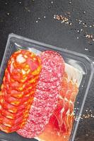 Wurstbrät verschiedene Scheiben Aufschnitt Salami, Chorizo, Jamon Prosciutto foto