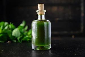 grünes Öl Petersilie oder Basilikum frische Minze