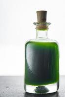 grünes Öl Petersilie oder Basilikum frische Minze
