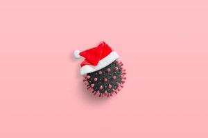Coronavirus mit Weihnachtsmann-Hut-Konzept