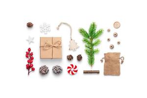 Weihnachtsgeschenk und Dekorationen mit Schatten isoliert. Konzept der Vorbereitung von Geschenken und Dekorationen für Weihnachten und Neujahr