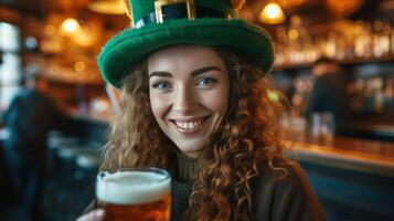 ai generiert jung heiter Frau im ein groß Grün Kobold Hut Getränke Bier im ein irisch Kneipe foto