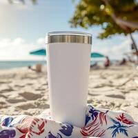 ai generiert Strand wesentliche, leer Weiß Becher auf sandig Handtuch foto