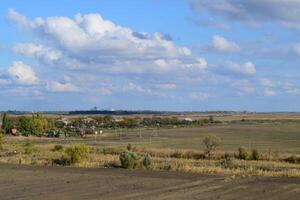 ein Aussicht von über von ein klein Russisch Dorf. ländlich Landschaft. f foto