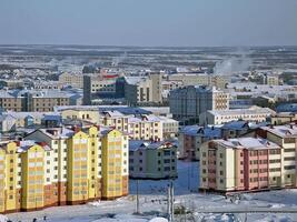 das Nord Nord Stadt von Salechard. einstöckig Häuser ein foto