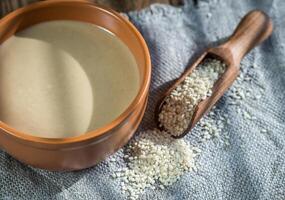 Schüssel von Tahini mit Sesam Saat foto