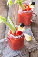 Tomate Saft im das Mason Gläser foto