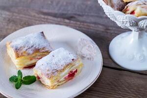 Mille-Feuille mit frischen Kirschen foto