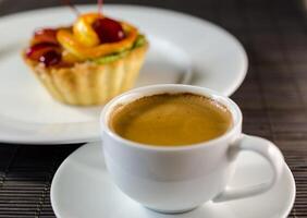 Tasse von Espresso und Dessert foto