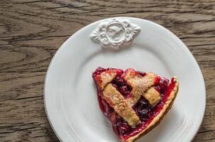 Kirsche Kuchen auf das Teller foto