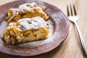 Apfel Strudel mit Walnüsse foto