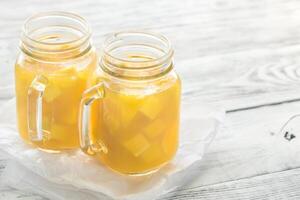 Mango Saft im Mason Gläser foto