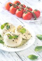 Mozzarella mit Kirsche Tomaten und Basilikum Blätter foto