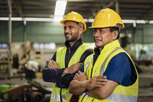 Ingenieur Mannschaft zum Instandhaltung im Industrie Fabrik foto