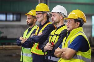 Ingenieur Mannschaft zum Instandhaltung im Industrie Fabrik foto