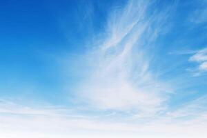 blauer Himmel mit weißem Wolkenlandschaftshintergrund foto