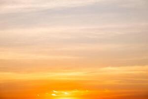 schön , Luxus Sanft Gradient Orange Gold Wolken und Sonnenlicht auf das Blau Himmel perfekt zum das Hintergrund, nehmen im Abend, Dämmerung, groß Größe, hoch Definition Landschaft Foto