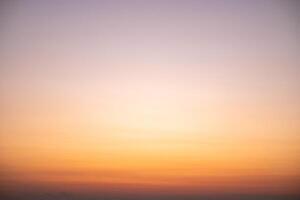 schön , Luxus Sanft Gradient Orange Gold Wolken und Sonnenlicht auf das Blau Himmel perfekt zum das Hintergrund, nehmen im Abend, Dämmerung, groß Größe, hoch Definition Landschaft Foto