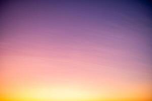 schön , Luxus Sanft Gradient Orange Gold Wolken und Sonnenlicht auf das Blau Himmel perfekt zum das Hintergrund, nehmen im Abend, Dämmerung, groß Größe, hoch Definition Landschaft Foto