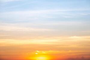 schön , Luxus Sanft Gradient Orange Gold Wolken und Sonnenlicht auf das Blau Himmel perfekt zum das Hintergrund, nehmen im Abend, Dämmerung, groß Größe, hoch Definition Landschaft Foto