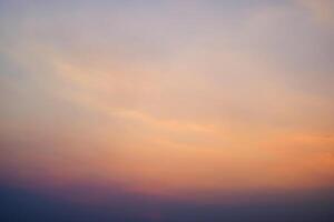 schön , Luxus Sanft Gradient Orange Gold Wolken und Sonnenlicht auf das Blau Himmel perfekt zum das Hintergrund, nehmen im Abend, Dämmerung, groß Größe, hoch Definition Landschaft Foto