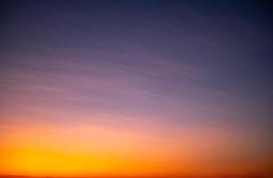 schön , Luxus Sanft Gradient Orange Gold Wolken und Sonnenlicht auf das Blau Himmel perfekt zum das Hintergrund, nehmen im Abend, Dämmerung, groß Größe, hoch Definition Landschaft Foto