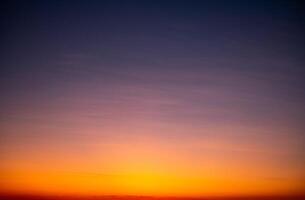 schön , Luxus Sanft Gradient Orange Gold Wolken und Sonnenlicht auf das Blau Himmel perfekt zum das Hintergrund, nehmen im Abend, Dämmerung, groß Größe, hoch Definition Landschaft Foto