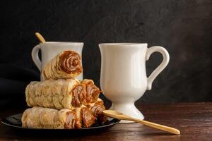 Komposition von Argentinien Snack mit Kanone von Dulce de leche und Tasse mit Infusion. foto