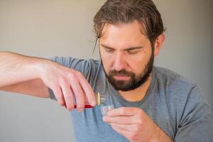 Vater Portion Medizin zum seine Kinder. foto