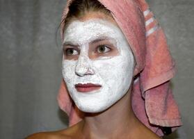 kosmetisch Weiß Gesicht Maske von Zahnpasta. Frau im Weiß kosmetisch Maske foto