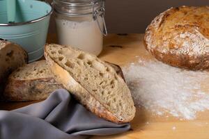 Komposition zum Restaurants oder Bäckereien mit Sauerteig Brot und Elemente benutzt zum es ist Vorbereitung. foto