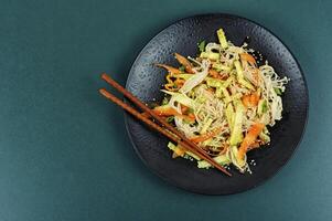 vegan Salat mit Enoki Pilze. foto