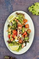 hausgemacht Meeresfrüchte Salat mit Fisch Miesmuscheln, Krake. foto