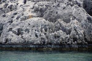 Küsten Klippen von Kalkstein. das Küste von Mittelmeer Meer im Truthahn. foto