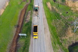 oben Aussicht von das Straße Reparatur. Technik zum Reparatur von Asphalt. Ersatz von Asphalt Gehweg. foto