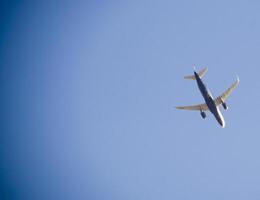 Passagier Flugzeug im das Himmel beim niedrig Höhe fliegt zu das Flughafen zu Land. foto