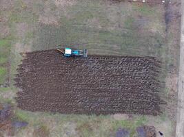 Traktor Pflügen das Garten. Pflügen das Boden im das Garten foto