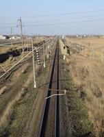 Handlung Eisenbahn. oben Aussicht auf das Schienen. Hochspannung Leistung Linien zum elektrisch Züge foto