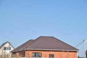 freistehend Haus mit ein Dach gemacht von Stahl Blätter. foto