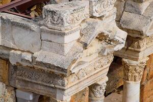 Flachreliefs von Antiquität Szenen auf das Giebel von das Amphitheater im Hierapolis, Truthahn. foto