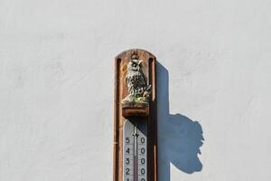 Mauer Thermometer. ein Gerät zum Messung das Umgebungs Luft Tempera foto