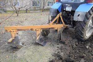 Traktor Pflügen das Garten. Pflügen das Boden im das Garten foto