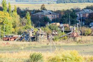 alt verlassen Gebäude von das ehemalige Fabrik und Lager. das zerstört wesentlich Öl Pflanze. Sowjet Erbe. alt Backstein Gebäude. Siedlung im das Kuban. foto