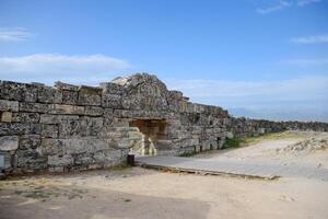 Wände von das uralt Ruinen von Kalkstein Blöcke. Ruinen von das Stadt von Hierapolis, Truthahn. foto